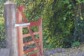 02-handmade-bent-heel-and-pedestrian-gate-in-sapele-wood