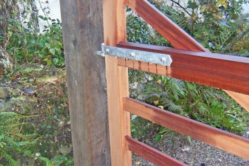 10-handmade-bent-heel-and-pedestrian-gate-in-sapele-wood