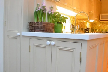 011-fitted-kitchen-in-london-wimbledon-end-of-kitchen-cabinets-concealed-washing-machine-doors-closed-and-full-height-cupboard